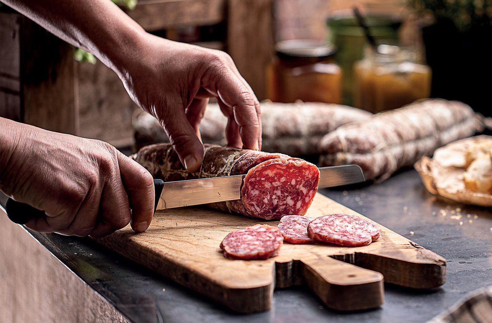 Ambiance gastronomique : charcuterie italienne, huiles d’olive et pâtes artisanales