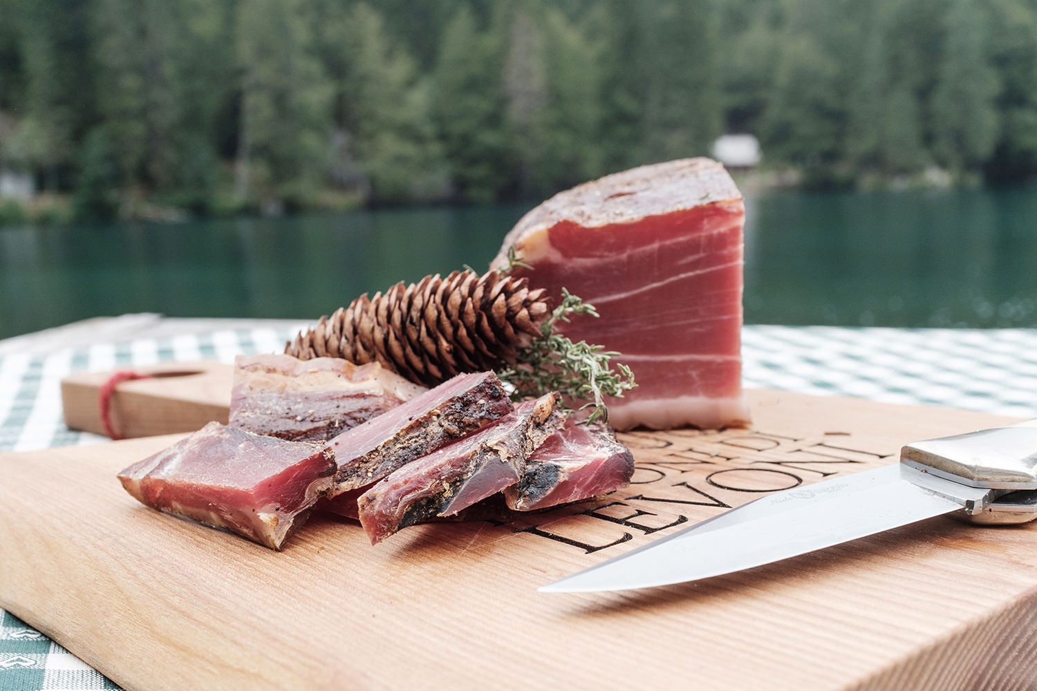 Gestes artisanaux en charcuterie